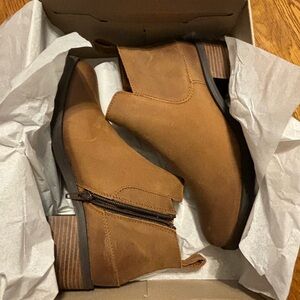 New in box Clark’s booties memi zip, size 7.5